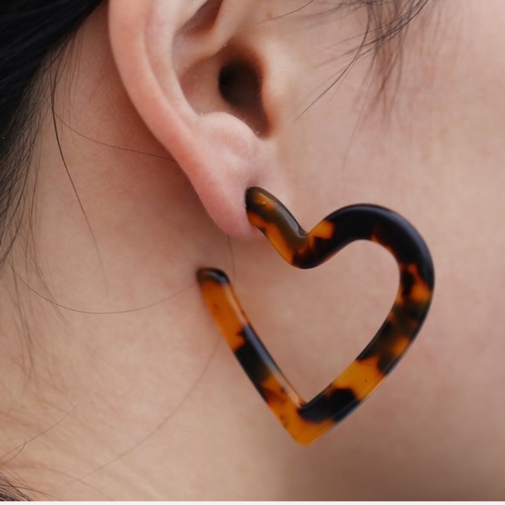Tortoise shell Heart Hoop Earrings - Picture 8 of 9